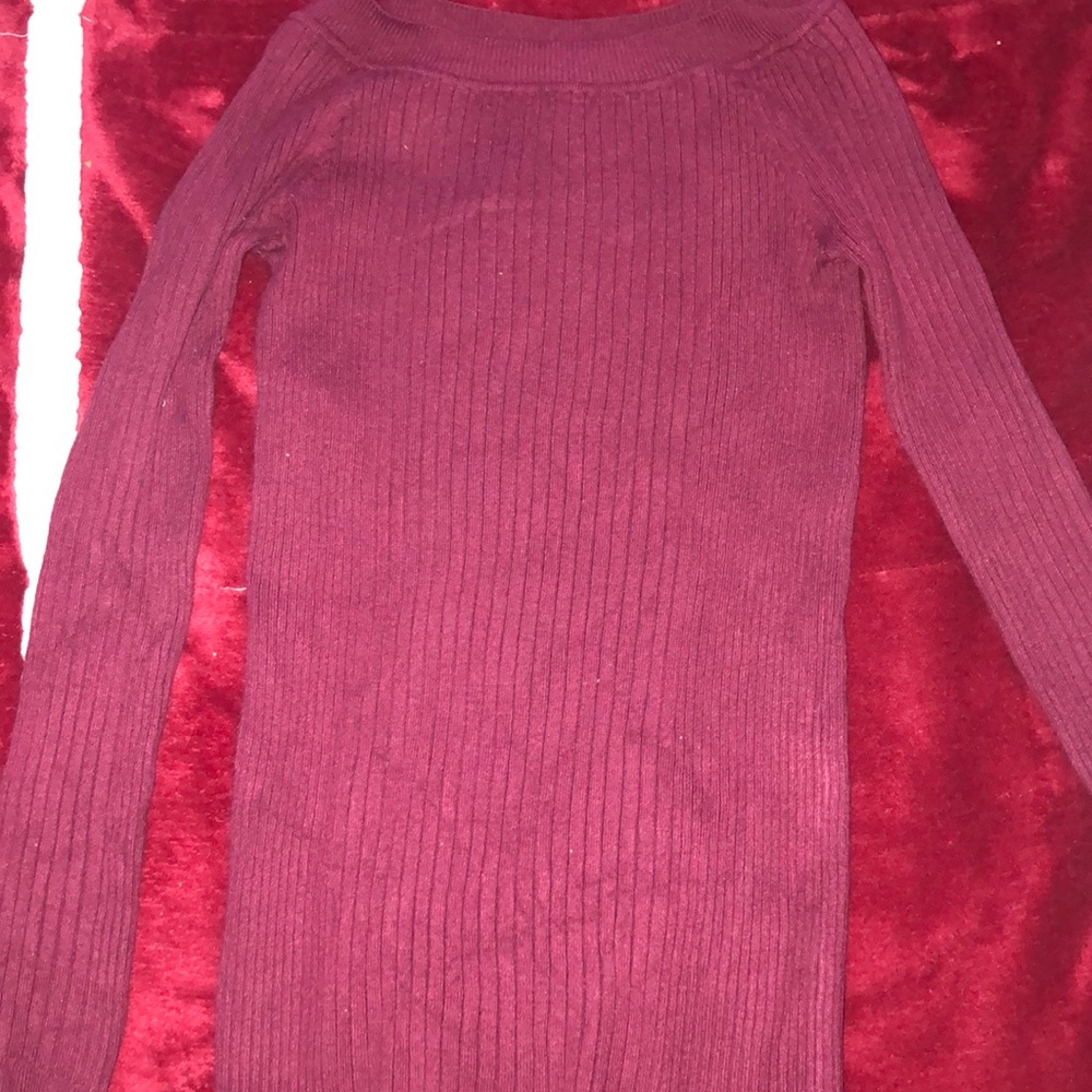 Maroon sweater 😍😍 cute to wear for fall pics!!